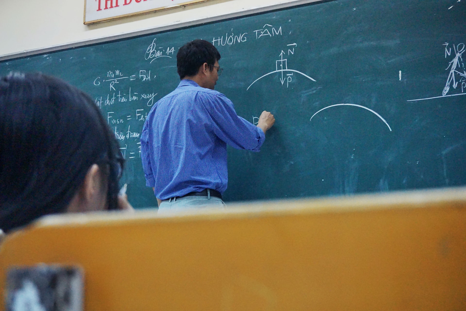 Physics Tutor Differentiates Between Classical And Quantum Physics